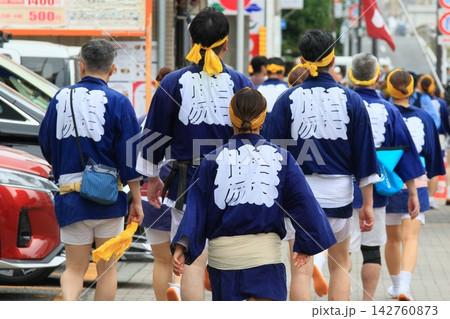 祭半纏を着た神輿の担ぎ手 祭半纏を着た神輿の担ぎ手 142760873