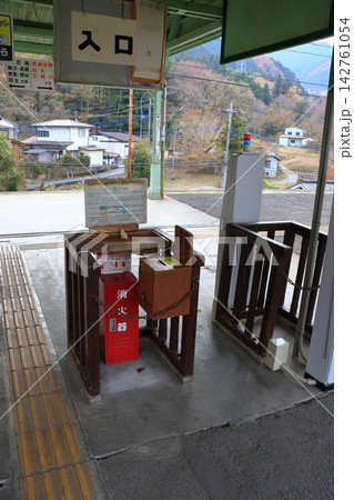 ローカル線の無人駅の改札 ローカル線の無人駅の改札 142761054
