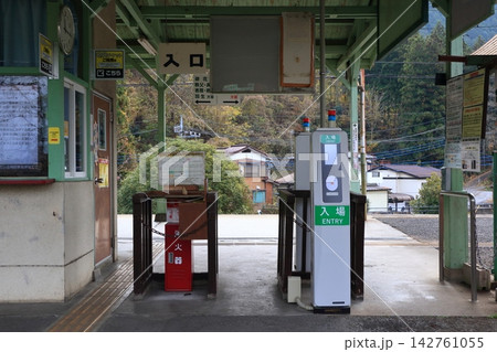 ローカル線の無人駅の改札 ローカル線の無人駅の改札 142761055