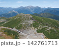 山岳道路と稜線トレイルの向こうに遠望する槍ヶ岳と穂高連峰の景観 142761713