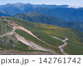 高山帯を縫う乗鞍エコーラインと遠くに聳える槍ヶ岳・穂高連峰の景観 142761742