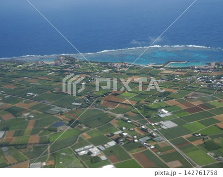 広大なサトウキビ畑とシギラ沿岸のリーフ。沖縄・宮古島上空から一望する南部の鳥瞰景観 広大なサトウキビ畑とシギラ沿岸のリーフ。沖縄・宮古島上空から一望する南部の鳥瞰景観 142761758
