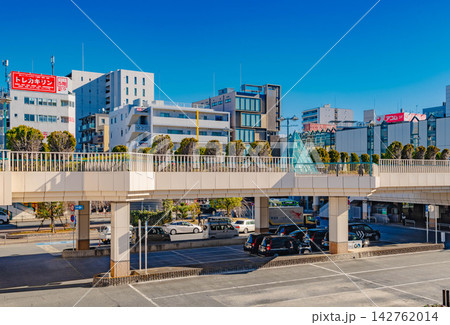 東京都練馬区の駅前を行き交う人々と都市の街並み 東京都練馬区の駅前を行き交う人々と都市の街並み 142762014