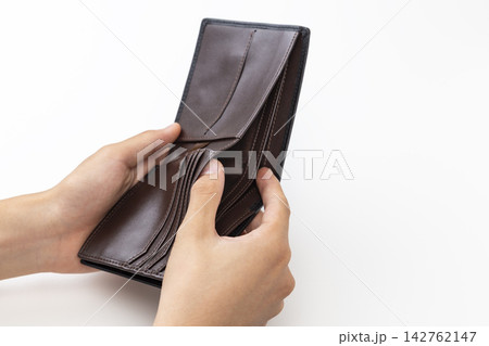 からっぽの財布を持つ手元 からっぽの財布を持つ手元 142762147