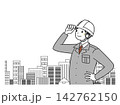 ビルを眺める現場のビジネスマン 142762150