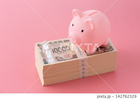 500万円の札束とピンク色の豚の貯金箱 ピンクバック 500万円の札束とピンク色の豚の貯金箱 ピンクバック 142762329