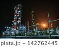 光り輝く夜の工場 142762445
