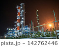光り輝く夜の工場 142762446
