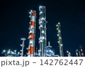 光り輝く夜の工場 142762447