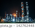 光り輝く夜の工場 142762448