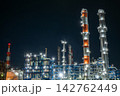 光り輝く夜の工場 142762449