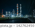 光り輝く夜の工場 142762450