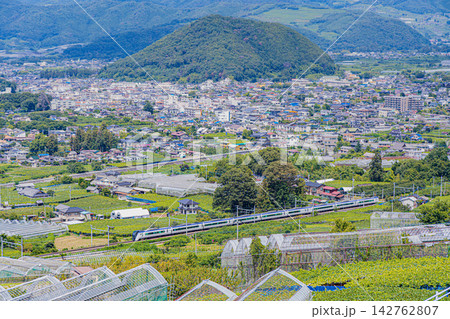 広布盆地の塩山付近を走る特急あずさ 142762807