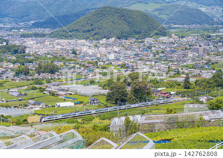 広布盆地の塩山付近を走る特急あずさ 広布盆地の塩山付近を走る特急あずさ 142762808