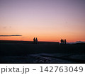 夕暮れの堤防 142763049