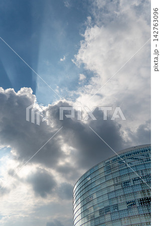 パルティせと上空の雲間から差し込む光の風景 パルティせと上空の雲間から差し込む光の風景 142763096