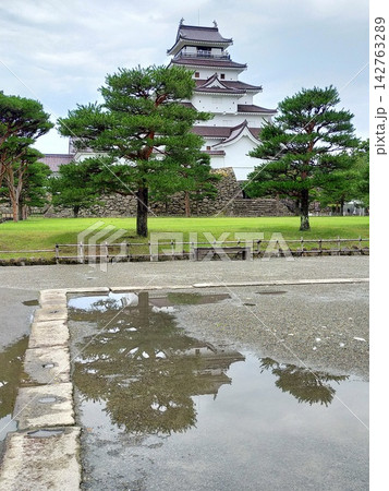 雨上がりの水たまりに反射する会津若松城 雨上がりの水たまりに反射する会津若松城 142763289