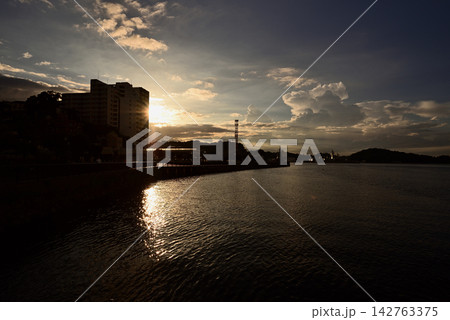 夏の横須賀軍港風景～夕暮れ～ 142763375