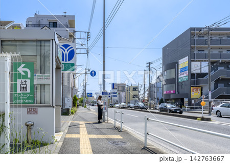 神奈川県横浜市 高田駅と駅前通りの街並み 神奈川県横浜市 高田駅と駅前通りの街並み 142763667