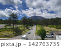 車の車窓から見える景色 142763735