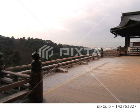 早朝の清水寺（清水の舞台） 142763827