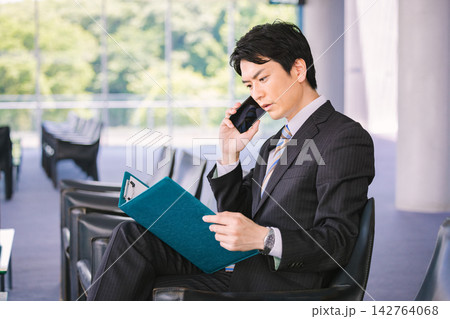 スマホで電話するビジネスマン 142764068