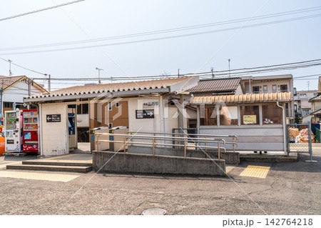 JR吉備線 備前三門駅 春の駅舎の風景1 岡山県岡山市北区 JR吉備線 備前三門駅 春の駅舎の風景1 岡山県岡山市北区 142764218
