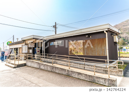 JR吉備線 備前一宮駅 春の駅舎の風景2 岡山県岡山市北区 JR吉備線 備前一宮駅 春の駅舎の風景2 岡山県岡山市北区 142764224
