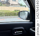 雨の車窓の風景 142764540