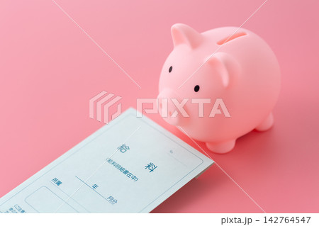 給料袋と豚の貯金箱 ピンクバック 給料袋と豚の貯金箱 ピンクバック 142764547