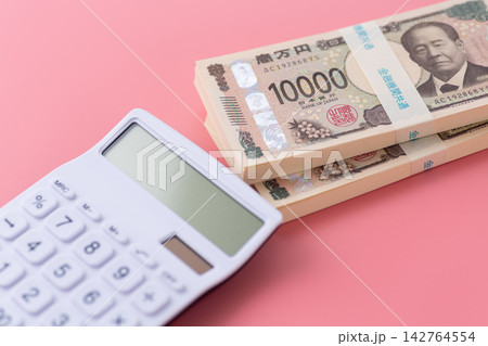 200万円分の札束と白い電卓　ピンクバック 142764554