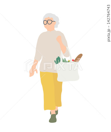 買い物袋を持って歩くシニア女性 買い物袋を持って歩くシニア女性 142764743