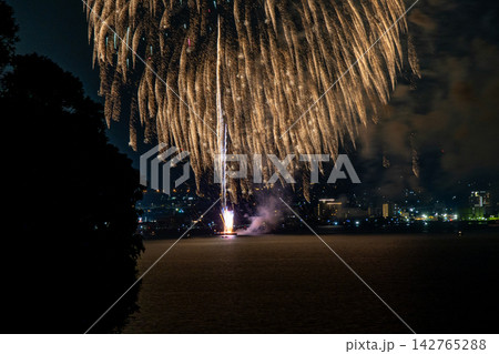 長崎・大村の夏祭り:夜空いっぱいに広がる壮大な花火と水面の輝き 長崎・大村の夏祭り:夜空いっぱいに広がる壮大な花火と水面の輝き 142765288