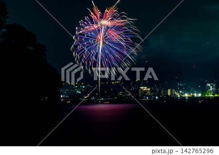 長崎大村市の夏の夜空を彩る花火大会の幻想的な夜景,日本の夏を感じさせるロマンチックな光のショー 長崎大村市の夏の夜空を彩る花火大会の幻想的な夜景,日本の夏を感じさせるロマンチックな光のショー 142765296