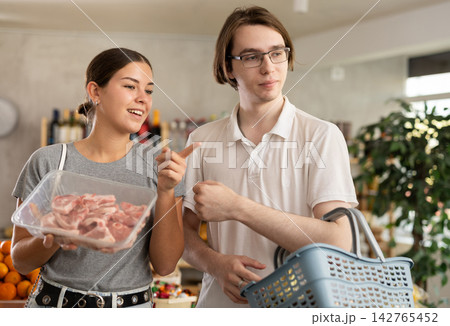 couple chooses lamb meat 142765452