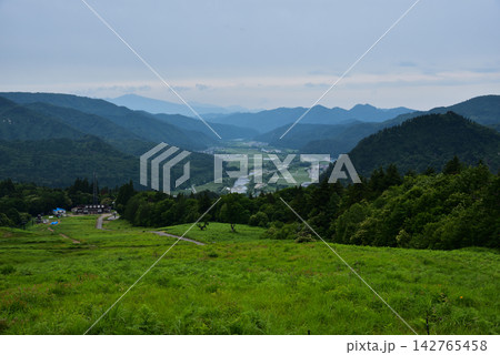 緑の山々に囲まれた山里と田園風景 142765458