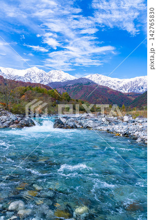 秋の白馬村・白馬大橋付近から見る松川と三段紅葉【長野県】 秋の白馬村・白馬大橋付近から見る松川と三段紅葉【長野県】 142765830