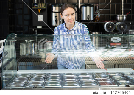 Friendly saleswoman offering bubble tea at street stall 142766404