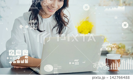 ノートパソコンをつかう女性とビジネスデータ 142766488