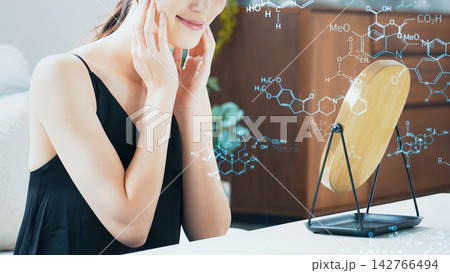 スキンケアする女性と化学物質 スキンケアする女性と化学物質 142766494