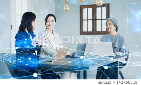 オフィスで働く人々とデジタルネットワーク オフィスで働く人々とデジタルネットワーク 142766519
