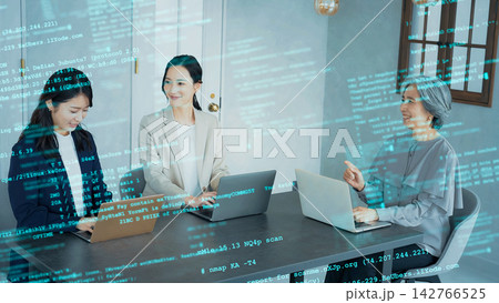 オフィスで働く人々とデジタルコード オフィスで働く人々とデジタルコード 142766525