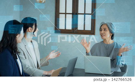 オフィスで働く人々とデジタルコード オフィスで働く人々とデジタルコード 142766526