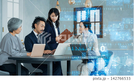 オフィスで働く人々とデジタルテクノロジー 142766533