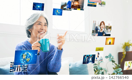 動画コンテンツを見るシニア女性 142766540