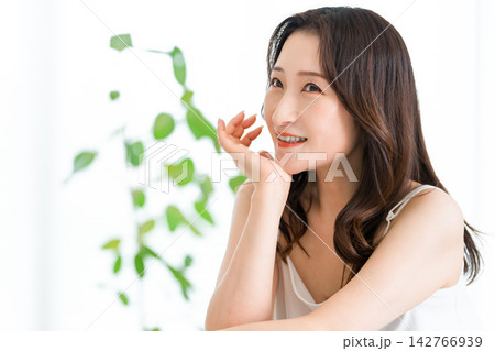 美容できれいになった喜びと高揚感に笑顔を見せる40代50代女性 美容できれいになった喜びと高揚感に笑顔を見せる40代50代女性 142766939
