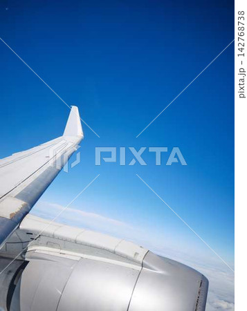 飛行機の翼 142768738
