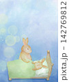 ベッドで眠る子うさぎを優しく見守る親うさぎの水彩風イラスト。育児・寝かしつけを題材とした 背景素材。 142769812