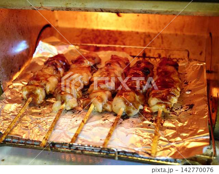 もも肉籠炙り 炭火で香ばしく焼き上げた鶏肉料理 もも肉籠炙り 炭火で香ばしく焼き上げた鶏肉料理 142770076