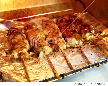 もも肉籠炙り 炭火で香ばしく焼き上げた鶏肉料理 もも肉籠炙り 炭火で香ばしく焼き上げた鶏肉料理 142770084
